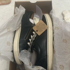 Born Paloma zip and tie loafers.Did not fit. My loss is your gain.